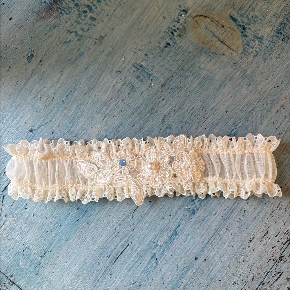 Bridal from England - Beautiful Cream Lace Garter with Beading & Pearl - Picture 9 of 13